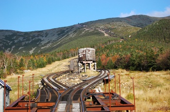 Jernbanesporene og COG Railway på toppen af Mount Washington i New Hampshire, USA
