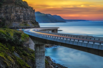 Solnedgang over broen Sea Cliff Bridge, New South Wales