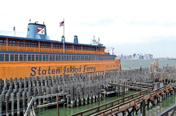 Staten Island færgen ved havnemolen i New York, USA