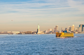 Staten Island færgen sejler forbi Frihedsgudinden i New York, USA