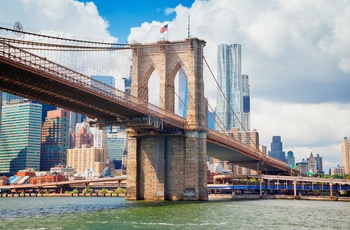 Brooklyn Bridge og New York skyline, USA