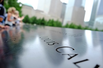 Rejsende ved Ground Zero / 9/11 Memorial i New York, USA