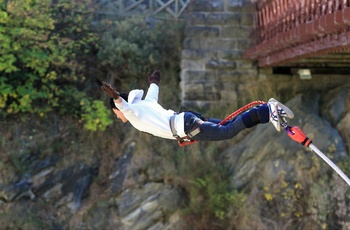 Bungy jumping fra Kawarau Bridge på Sydøen i New Zealand