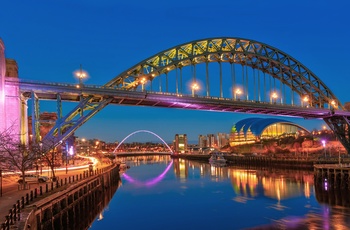 Tyne Bridge, gammel bro om aftenen i Newcastle, England