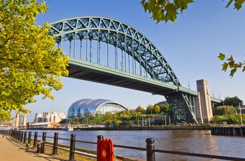 Tyne Bridge og Gateshead Sage i Newcastle, England