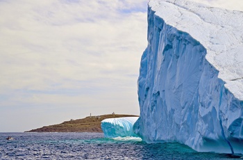Isbjerge passerer Cape Spear Lighthouse National Historic Site – Newfoundland i Canada