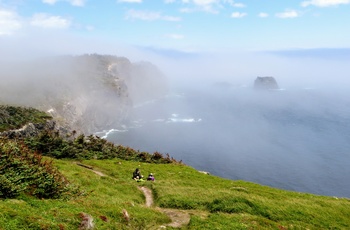 To hikere på Skerwink Trail på Newfoundland, Canada