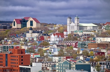 Kirke og The Rooms - kulturcenter og museum i St John´s, Newfoundland i Canada