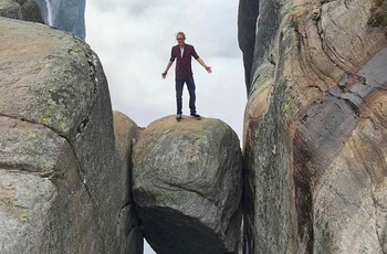 Nicholas på Kjeragbolten i Norge - rejsespecialist i Odense