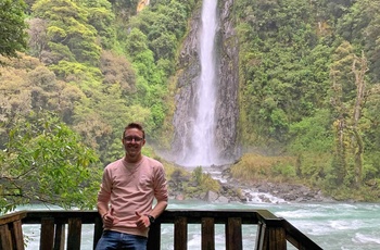 Nicholas ved Thunder Creek Falls i New Zealand - rejsespecialist i Odense