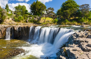 Haruru Falls ligger tæt på byen Paihia, Bay of Islands på Nordøen - New Zealand