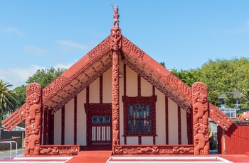 Traditionelt Maori forsamlinghus i Waitangi Treaty Grounds - Nordøen i New Zealand