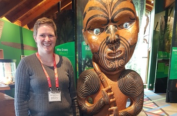 Joan på Arataki Visitor Center - Nordøen i New Zealand