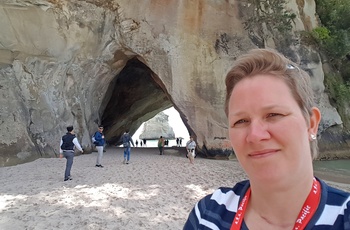 Joan fra butikken i Odense ved Cathedral Cove, Coromandel-halvøen i New Zealand