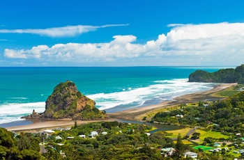 Stranden Piha Beach og Lion Rock i Waitakere Ranges Regional Park - Nordøen i New Zealand