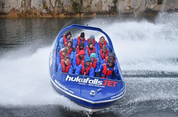 Jet boat på Waikato floden til vandfaldet Huka Falls, Nordøen i New Zealand