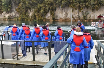 På vej ombord inden turen på Waikato floden til vandfaldet Huka Falls, Nordøen i New Zealand