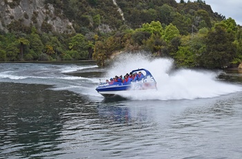 Jet boat på Waikato floden til vandfaldet Huka Falls, Nordøen i New Zealand