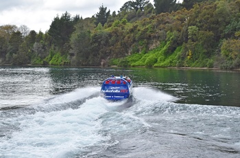 Med jet Boat på Waikato River mod Huka Falls - Nordøen i New Zealand