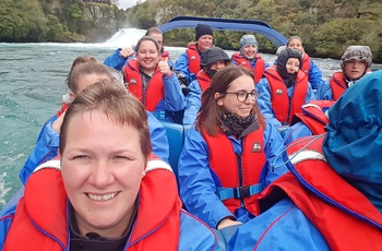 Joan i jet boat ved Huka Falls, Nordøen i New Zealand