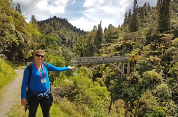 Joan ved Bridge to Nowhere i Whanganui National Park på Nordøen - New Zealand