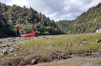 På kanotur langs floden i Whanganui National Park på Nordøen - New Zealand