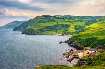 Nordirland - smukt grønt landskab ved Torr Head ved Causeway coastal route