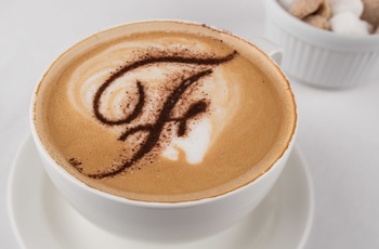 Nordirland, Belfast, Fitzwilliam Hotel - kaffe med logo