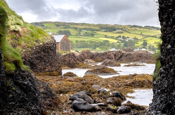 Nordirland, Count Antrim - Cushendum Caves ved byen af samme navn