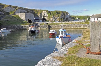 Nordirland, County Antrim - et par små fikerbåde i Ballintoy Harbour