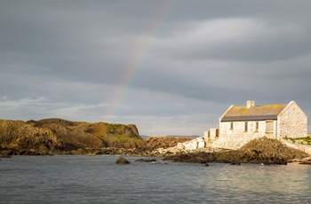 Nordirland, County Antrim - regnbue over Ballintoy Harbour