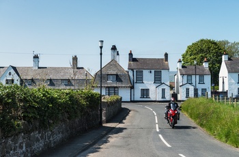 Nordirland, County Antrim - søde huse i Cushendun (Foto - Tourism Ireland photographed by Stefan Schnebelt)