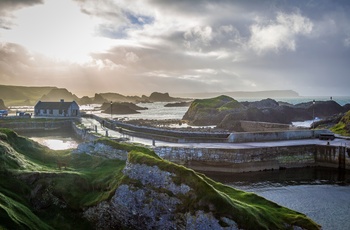 Nordirland, County Antrim - smukt syn af kysten ved Ballintoy Harbour