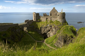 Nordirland, County Antrim, Bushmills - Dunluce Castle ligger på kanten af havet