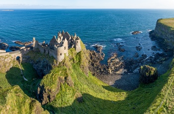 Nordirland, County Antrim, Bushmills - det er en dramatisk placering Dunluce Castle har på kanten af Nordirland