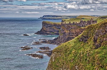 Nordirland, County Antrim, Bushmills - smukt og ensomt ligger ruinerne af Dunluce Castle
