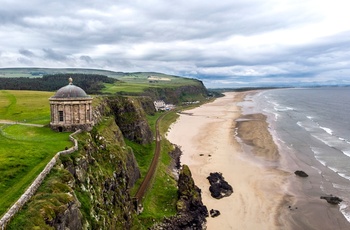 Nordirland, County Derry - Mussenden Temple med udsigt over Downhill Beach ved Castlerock