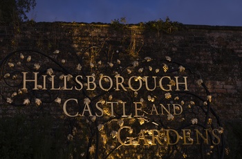 Nordirland, County Down - indgangsskiltet til Hillsborough Castle smukt oplyst på After Dark Illuminated Trail (Foto - Tourism Ireland by Bernie Brown)
