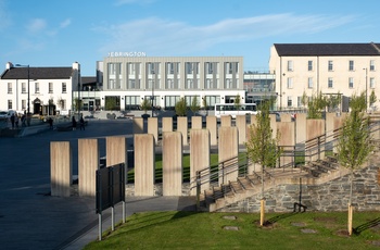 Nordirland, Londonderry - Ebrington Square med Ebrington Hotel (Foto - Tourism Ireland by Diana Jarvis)