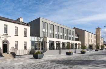 Nordirland, Londonderry - facaden af The Ebrington Hotel mellem nyt og gammelt