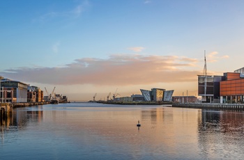 Floden Lagan og Titanic museet i baggrunden, Belfast i Nordirland