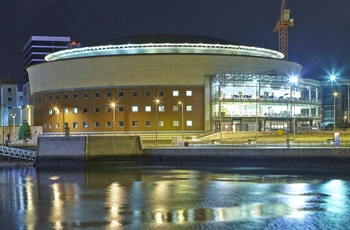 Kulturcenteret The Waterfront Hall langs floden Lagan, Belfast i Nordirland
