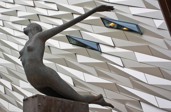 Statue foran Titanic museet, Belfast i Nordirland