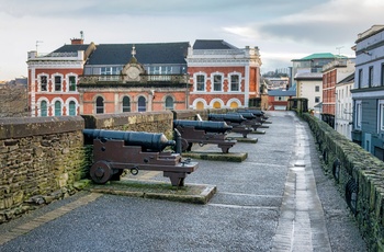 Kanoner på bymuren i Londonderry eller Derry, Nordirland