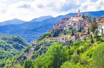 Den smukke middelalderby Apricale, Ligurien i Norditalien