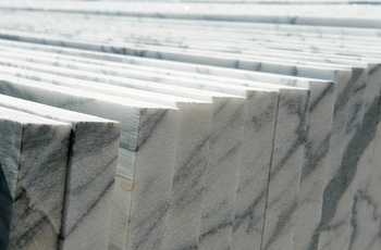 Forarbejdet marmor fra marmorbruddet i Carrara i Toscana