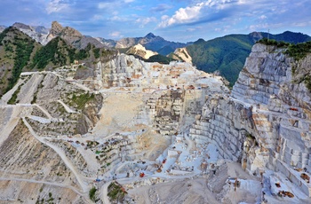 Det enorme marmorbrud i Carrara i Toscana