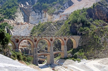 Gammel romersk bro ved marmorbruddet i Carrara i Toscana
