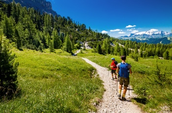 På vandretur / stavgang i Dolomitterne i Norditalien