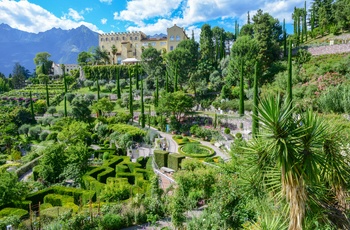 Luftfoto af Trauttmansdorff slottet og den botaniske have, Norditalien